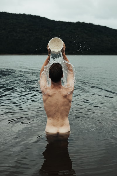水中人拿着白色塑料桶